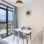 Bright & Modern Home With Burj Khalifa Views
