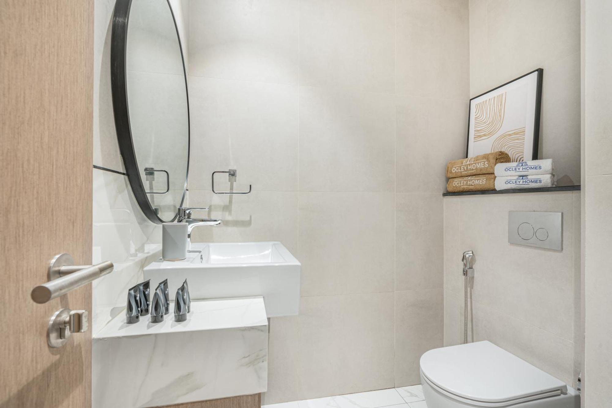 Bright & Modern With Burj Khalifa Views Dubai